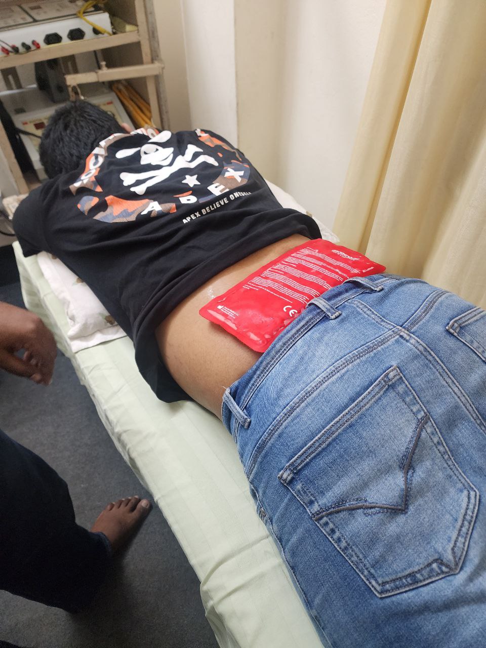 কোমড়ের ব্যাথা, সোয়েলিং আর ইনফ্লামেশন দূর করতে ice therapy দেওয়া হচ্ছে